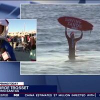 今年で13周年!ココアビーチでクリスマスイブ恒例イベント「Surfing Santas」