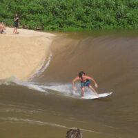 メイソン・ホーがトライ!大幅に水量が増したワイメアでのリバーサーフィン動画