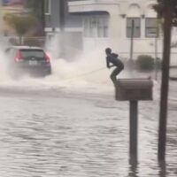 北カリフォルニアで目撃!冬の定番と言える洪水時のストリートサーフィン動画