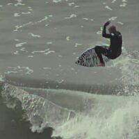 海でフィンガーフリップやショービット！ケヴィン・メザのフリーサーフ動画