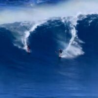 マウイ島ジョーズの年明けビッグサーフ動画！レニー兄弟のダブルバレルも収録