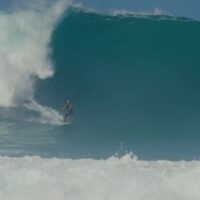 65歳のマイケル・ホーがパイプラインでチャージ!セカンドリーフ動画