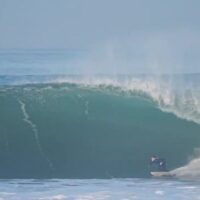 スーパーチューボスにビッグスウェルヒット！CTサーファーのウォームアップ動画