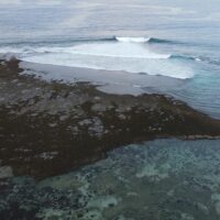 三角波がブレイクするスンバワ島レイキーピーク!雨季のサーフトリップ動画