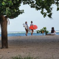 バリ島でサーフィン中の暴力事件:女性サーファーが男に殴られることに