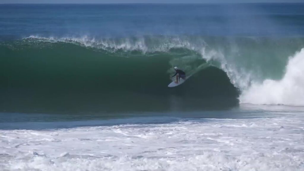 インドネシアのバリ島にファーストスウェルヒット！ライトスラブでのフリーサーフ動画