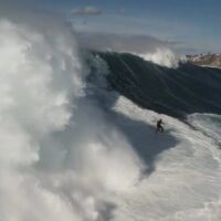 豪クージーがモンスターサイズに！カラニ・ラッタンジのボディサーフ動画