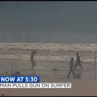 拳銃で威嚇の事態に!フロリダ州でのサーファーと釣り人の言い争いの結末