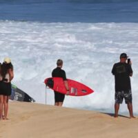 シーズンを終えたパイプにスウェルがヒット！ジョンジョンも登場のフリーサーフ動画