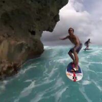 崖接近チキンレース!バリ島ウルワツでのカイ・レニーによるフォイリング動画