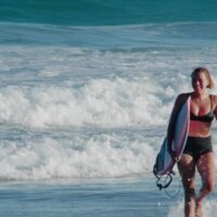 数少ない女性フリーサーファーのジャリーサ・ヴィンセント!最新フリーサーフ動画