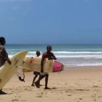 ガラガラな海でブレイクするライトバレル!アフリカ版キラでのフリーサーフ動画