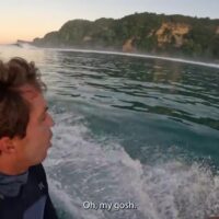 カイ・レニーがスンバ島で無人ライトバレルを発見!フリーサーフィン動画