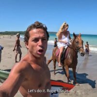 インドネシア滞在中のカイ・レニー!馬力トウインでのフォイルサーフィン動画