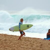 元CTサーファーのローラ・エネヴァー!ビッグチャージありのオアフ島ノースショア動画