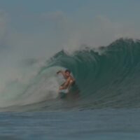 メイソンやオジーがロンボク島デザートポイントへ!フリーサーフィン動画