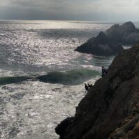 崖を下ってレスキュー!サンフランシスコ消防隊のサーファー救助劇