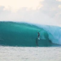 メンタワイ諸島の珠玉「ホローツリー」が大炸裂!インドネシアのビッグバレル動画