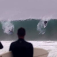 ハリケーン「ヒラリー」スウェルが炸裂!米ニューポートビーチでのフリーサーフ動画