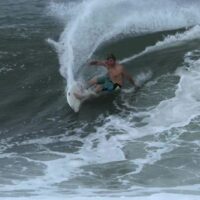 トップフリーサーファーのノア・ディーン!豪の炸裂ライトでのフリーサーフ動画