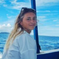 ハードバレルを攻めるミア・マッカーシー!シメルー島へのサーフトリップ動画