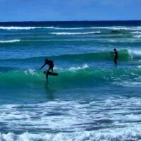 アダム・べネッツが見せるフォイリングでのパフォーマンスサーフィン動画