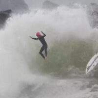 スーパー癖波がブレイクする南カリフォルニアのザ・ウェッジのインパクト動画