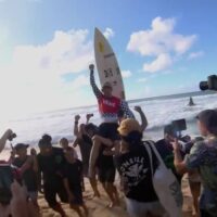 ジョンジョンとモアナのローカルが優勝!2023年パイプマスターズ