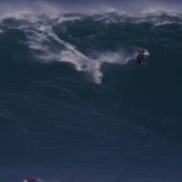 トウインでのビッグウェイブサーフィンでバックフリップ!カイ・レニー動画