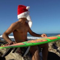 2023年クリスマスプレゼント動画!メイソン・ホーのサンタクロースサーフィン