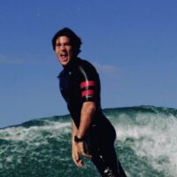 突如コンテストシーンに舞い降りたオスカー・ベリーとは!?フリーサーフィン動画