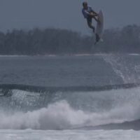 お手本のようなライディング!ジョシュ・カーのメンタワイでのフリーサーフィン動画