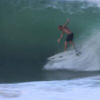 ミック・ファニングとマイキー・ライトの豪ゴールドコーストでのバレル動画