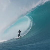 アーリーシーズンの3月に大炸裂!クラウドブレイクでのビッグバレルサーフ動画