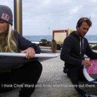 シエラ・カーがトライ!スラブスポット「The Box」での初サーフィン動画