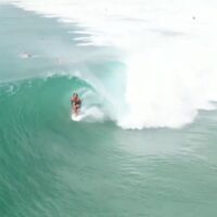 【必見】スタンドアップサーフィンではあり得ないドロップ!ランギ・スラブのバレル動画