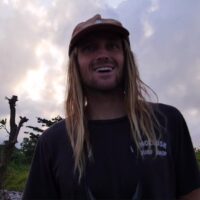 フィンレスマスターのアリ・ブラウン！バリ島でのフリーサーフィン動画