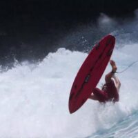 【必見】異次元レベルのブローテール!クレイ・マルゾのフリーサーフ動画