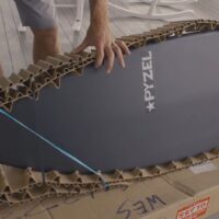 サーフボード緩衝材がプチプチからプラスティックフリーでリサイクル可能な厚紙へ