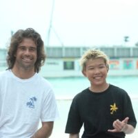 中国の天才サーファーガールをメイソンが指導!スタブハイのバックステージ動画