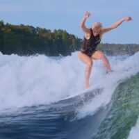 女子トップサーファーのタティとアリッサがトライ！ウェイクサーフィン動画