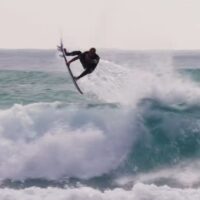 コンテスト復帰に向けたジュリアン・ウィルソンの現在のフリーサーフィン動画