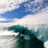 無人ラインナップでブレイクするバレル!カイオ・イベリのステップオフサーフ動画