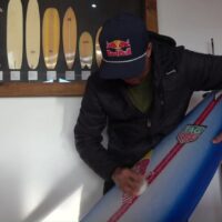 衝撃のスイッチスタンス！カイ・レニーのJベイでの初サーフィン動画