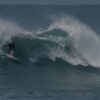 サンセットにジョンジョン登場!オアフ島ノースショアにアーリースウェルがヒット