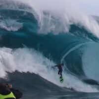 ティム・ボニーソンが撮影してきた世界中のヘビースポットでのワイプアウト動画