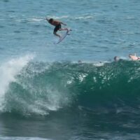 2024年8月撮影のイタロ・フェレイラによるバリ島ウルワツでのフリーサーフ動画