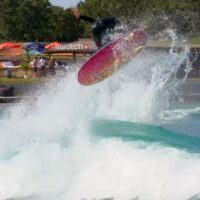 キャッチサーフだろうがぶっ飛びエアリアルは可能！プールでのフリーサーフ動画