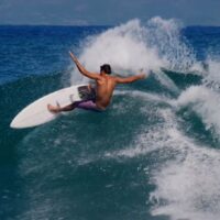 オフとなる真夏のホノルアベイ!イアン・ジェンティルのフリーサーフィン動画