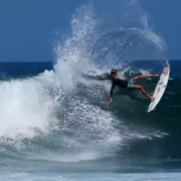 ルーク・スワンソンがスンバワ島レイキーへ!飛びまくりサーフィン動画